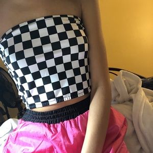 soft & comfy stretchy checkered tube top! 🏁🖤